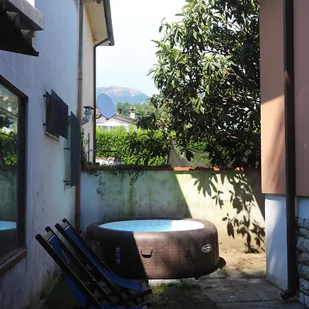 Relax A Casa Con Jacuzzi E Giardino Villa Camaiore